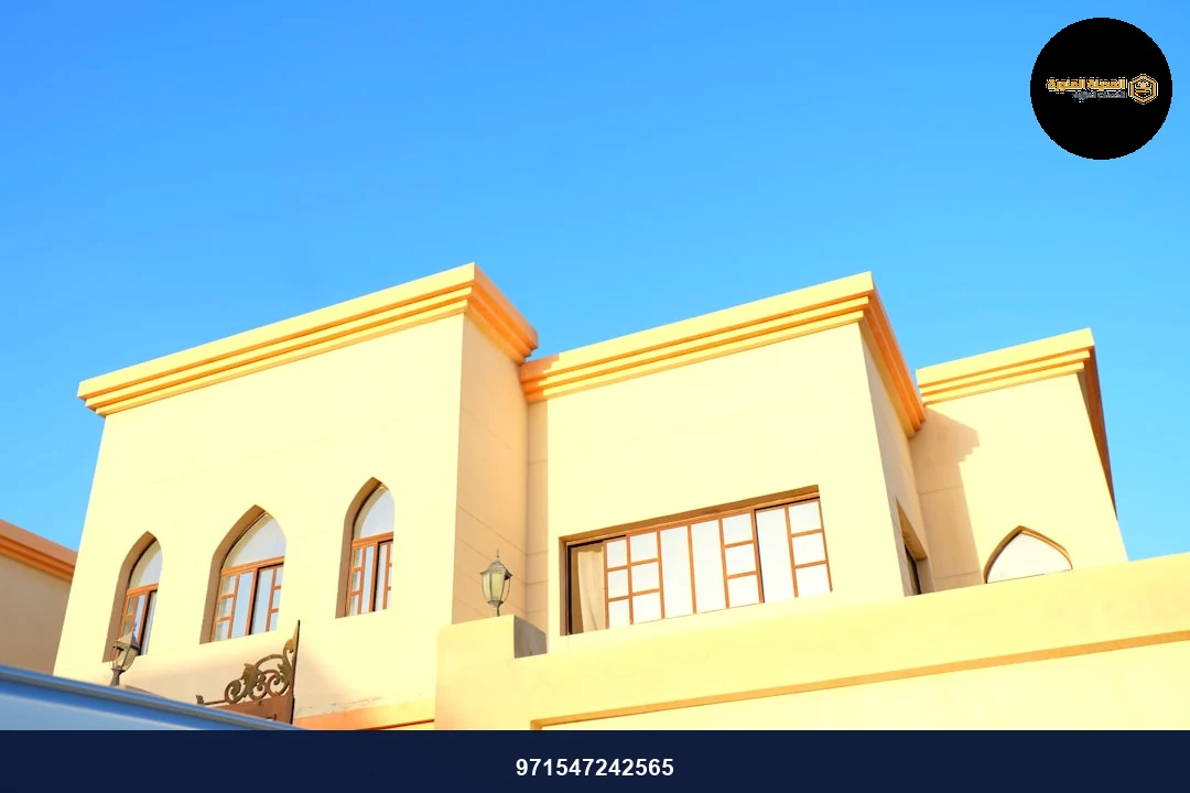 شاحنة بيضاء واقفة أمام مبنى أصفر